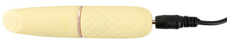 Mini Vibrator Cuties Gul är en ljusgul, cylindrisk silikonvibrator med ett texturerat grepp, strömknappsymbol på sidan, USB-laddningskabel-anslutning till höger och erbjuder olika vibrationslägen för personliga upplevelser.