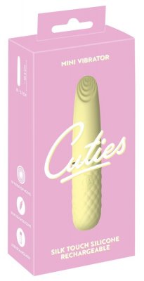 Mini Vibrator Cuties Gul har silk touch silikon, en laddningsbar design och kommer med en USB-laddningskabel. Dess gula förpackning framhäver den strukturerade produkten designad för personligt bruk.