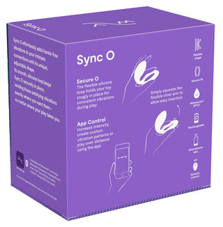 Den lila WE-Vibe Sync O Vibrator-lådan har text och illustrationer som framhäver en flexibel silikonögla, G-punktsstimulering, vattentät förmåga och laddningsbarhet. Illustrationer visar appintegration för förbättrad kontroll via din smartphone.