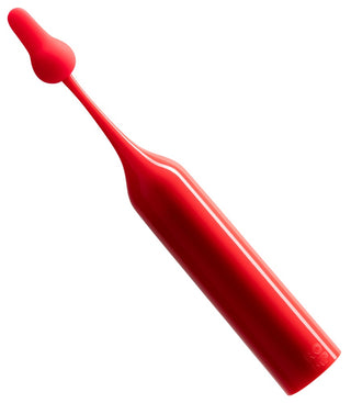Minivibrator i rött silikon med lång, smal hals och rundad spets, mot vit bakgrund.