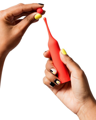 Röd ROMP Pop Klitorisvibrator med matchande liten mössa, tillverkad av slätt material, visas mot en vit bakgrund.