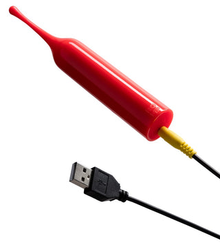 Minivibrator i röd silikon med rundad spets och matchande USB-laddningskabel, mot en vit bakgrund.
