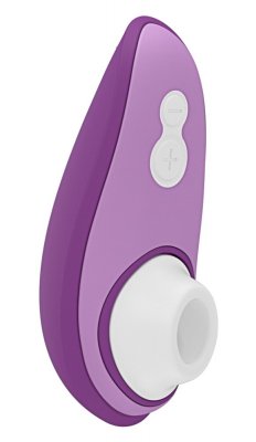 Womanizer Liberty 2 Luftvibrator är en handhållen enhet i lila och vitt med en slät, böjd design. Den har två knappar på ytan och en öppning i den bredare änden, som använder Pleasure Air Technology för en oöverträffad upplevelse.