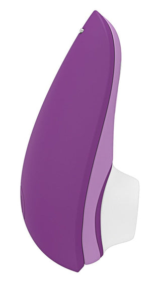 Womanizer Liberty 2 Luftvibrator, med innovativ Pleasure Air Technology, kombinerar en elegant, böjd design med en lila och vit exteriör. Denna vertikala inhalator har en praktisk sidoknapp för enkel användning.