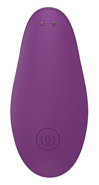 En lila, oval elektronisk fotfil med en slät yta har en strömknapp i ena änden och två små metallkontakter i den andra, som påminner om den eleganta designen som ses i lyxiga prylar som Womanizer Liberty 2 Luftvibrator.