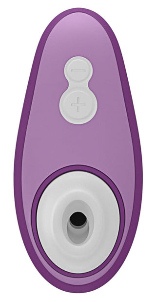 Den eleganta Womanizer Liberty 2 Luftvibrator, en modern lila oval enhet, har två vita knappar med plus- och minussymboler överst och innehåller Pleasure Air Technology. En vit cirkulär öppning i botten förstärker dess innovativa design.