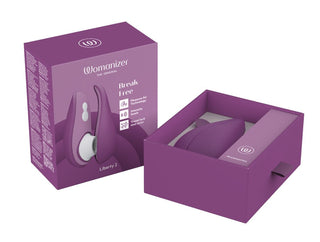 Womanizer Liberty 2 Luftvibrators delvis öppna lila förpackning avslöjar dess funktioner som "Pleasure Air Technology", "10 intensitetsnivåer" och en "vattentät" design.