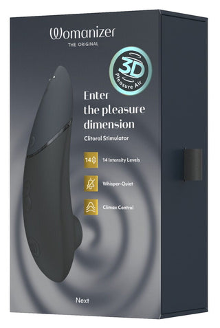Womanizer Next 3D Luftrycksvibrator-boxen framhäver funktioner som "14 intensitetsnivåer", "Visk-tyst" och exklusiva "Climax Control". Den visar stolt upp 3D Pleasure Air-teknologi-logotypen som "The Original" mot en sofistikerad virvelmönsterbakgrund.