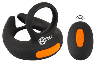 Vibrerande Scrotumstimulator Rebel har en svart vibrerande cockring med en orange knapp och fjärrkontroll, allt mot en vit bakgrund.