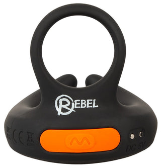 Vibrerande Scrotumstimulator Rebel är en elegant svart silikoncockring med Rebel-logotypen, en orange knapp och en bekväm DC 5V-laddningsport på sidan.