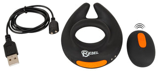En elegant svart och orange elektronisk enhet med en USB-kabel och fjärrkontroll, perfekt för att integrera med din Vibrerande Scrotumstimulator Rebel.