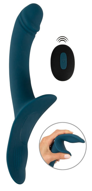 Strap-On Set med Vibrator" innehåller en blå, böjd vibrator med en strukturerad sektion och en svart fjärrkontroll med en mittknapp. Infällningar visar massageapparatens flexibilitet.