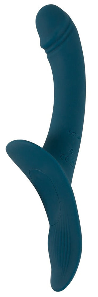 Strap-On Set med Vibrator är en mörk kricka, böjd personlig massageapparat med ett strukturerat grepp och en slät finish. Den har en räfflad sektion nära handtaget och en rundad spets i änden för tillfredsställande förnimmelser.