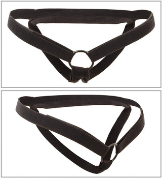 Två bilder av en svart sele med remmar med en central metallring: den översta bilden visar framsidan, medan den nedre avslöjar dess invecklade remmar. Perfekt kompatibel med Strap-On Set med Vibrator för ett äventyrligt tillskott till din samling.