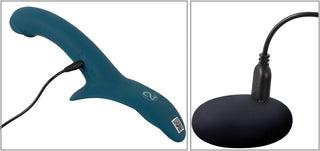 Till vänster finns en blå, ergonomisk Strap-On Set med Vibrator med sin laddningskabel. Till höger framträder en elegant svart laddningsbas med kabeldetaljer i en närbild.
