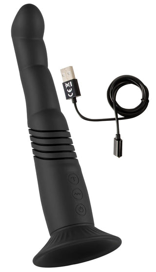 G- & P-Spot Thrusting Vibrator, tillverkad av kroppssäker silikon, har en sugkopp och kontrollknappar, och visas med sin USB-laddningskabel ansluten.