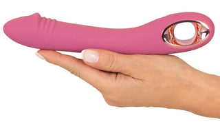 En hand håller Slim G-Spot Vibrator Rose med ett ringhandtag, vilket framhäver dess släta, böjda design. Tillverkad av silkeslen silikon känns den lyxig och är helt vattentät för mångsidig användning.