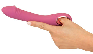 En hand håller Slim G-Spot Vibrator Rose, en rosa Silkeslen personlig massageapparat av silikon designad för exakt G-Spot-inriktning. Dess öglehandtag säkerställer ett säkert grepp.