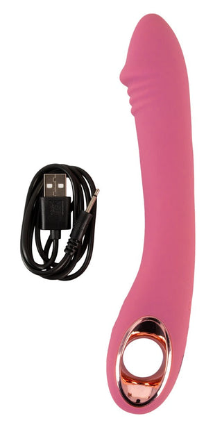Slim G-Spot Vibrator Rose, tillverkad av Silkeslen silikon, har en rosa böjd design med ett ergonomiskt handtag. Den innehåller en laddningskabel och ger exceptionell njutning och hållbarhet, och är helt vattentät för din bekvämlighet.