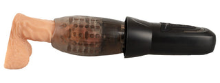 En realistisk dildo sätts in i Stroker Penis Masturbator, en svart och transparent automatisk masturbator med roterande tryckfunktion för intensiv stimulering.