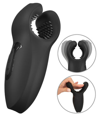 Rebel Man Wand-masturbatorn, tillverkad av svart silikon med texturerade käftar, visas i närbild medan den kläms för hand. Den ger intensiva vibrationer för ökad njutning.