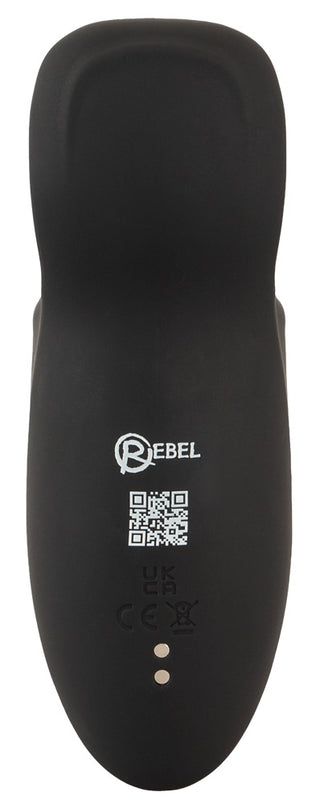 Rebel Man Wand Masturbator är en svart elektronisk apparat med REBEL-märkning, QR-kod och certifieringsmärken på sin böjda yta, utformad för att leverera kraftfulla vibrationsupplevelser.