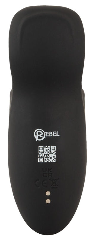 Rebel Man Wand Masturbator är en svart elektronisk apparat med REBEL-märkning, QR-kod och certifieringsmärken på sin böjda yta, utformad för att leverera kraftfulla vibrationsupplevelser.