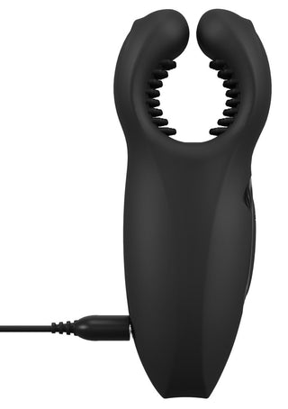 Rebel Man Wand Masturbator är en svart silikonmasturbator med en öppen U-formad topp, texturerade innerkanter och kraftfulla vibrationer. Visas laddningsbar med kabel.