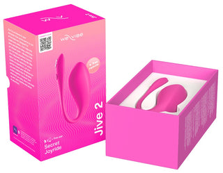WeVibe Jive 2, presenterad i en rosa låda och förpackning, inkluderar en fjärrkontroll eller app för enkel användning. Ergonomiskt utformad som en vibrokula, säkerställer den ökad komfort och bekvämlighet.