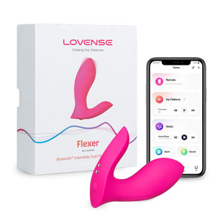 En rosa appstyrd vibrator av märket Lovense Flexer visas med förpackning och en smartphone som visar Lovense-kontrollappen.