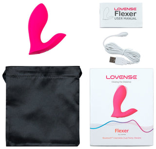 Lovense Flexer-vibrator, USB-kabel, bruksanvisning, förvaringsfodral och produktkartong arrangerade på en vit bakgrund.