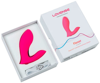 Lovense Flexer, en rosa vibrator med vattentät och laddningsfunktion, visas med laddningskabel i en öppen låda – designad för diskret njutning och bekvämlighet.