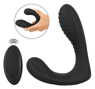 Intense Prostata Vibrator RC är en svart silikonprostatamassagerare med en texturerad yta, med en handhållen fjärrkontroll för exakt kontroll.