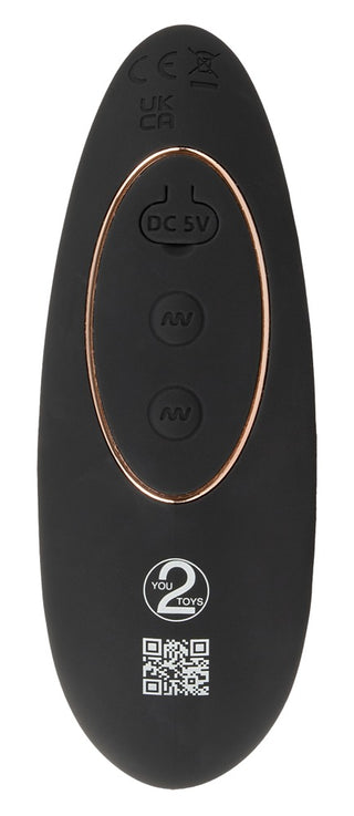 Intense Prostata Vibrator RC har en svart fjärrkontroll med tre knappar, en laddningsport och en QR-kod, vilket gör det enkelt att använda din prostatastimulans eller analvibrator prostataplugg.