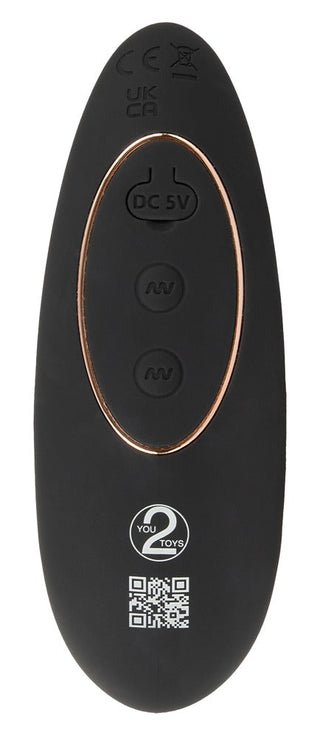 Intense Prostata Vibrator RC har en svart fjärrkontroll med tre knappar, en laddningsport och en QR-kod, vilket gör det enkelt att använda din prostatastimulans eller analvibrator prostataplugg.