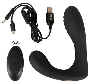 Intense Prostata Vibrator RC-svart analvibrator och prostataplugg i silikon med fjärrkontroll och USB-laddningskabel på vit bakgrund.