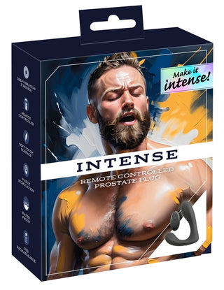 Förpackningen med Intense Prostata Vibrator RC, en fjärrstyrd prostataplugg, har en förpackning med en muskulös man som visar ett passionerat uttryck.
