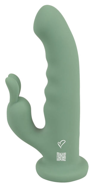 LUVIO Soft Rotating Rabbitvibrator är en grön, dubbeländad personlig massageapparat tillverkad av mjuk silikon med en räfflad textur och en QR-kod nära basen, inspirerad av klassiska kaninvibrator-design.
