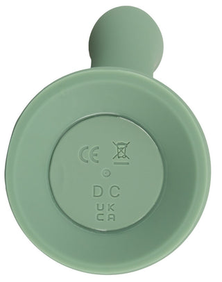 LUVIO Soft Rotating Rabbitvibrator är ett grönt, runt föremål tillverkat av mjuk silikon med certifieringssymboler och bokstäver på undersidan, sett uppifrån.