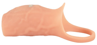 Penis Sleeve Öppen Realistixxx är en hudtonad silikonhylsa med en ring för förbättring, med en realistisk texturerad yta. En liten knapp nära toppen styr flera vibrationslägen, och materialet är stretchigt och flexibelt.