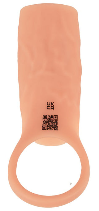 Penis Sleeve Öppen Realistixxx är en beige silikonhylsa med en långsträckt cylindrisk förlängning, med en realistisk design, tillsammans med en QR-kod och "UK CA" bokstäver på sidan.