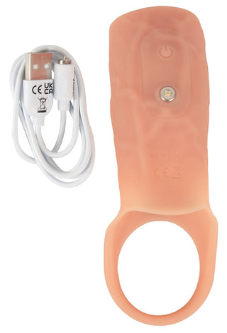 Penis Sleeve Öppen Realistixxx är en kötttonad silikonring med en realistisk design, med en knapp och metallkontakt på ytan. Den levereras med en vit USB-laddningskabel utrustad med USB- och DC-kontakter.