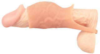 Penis Sleeve Öppen Realistixxx är en realistisk silikonhylsa med en rem som förbättrar omkrets och textur, som subtilt vibrerar genom flera vibrationslägen. Den har synliga ådror och en mjuk rosa hudton för autenticitet, monterad på en silikonform.