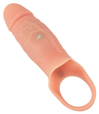 Närbild av en kötttonad, strukturerad Realistixxx RealSleeve Close, med en strömknapp och en ändring för ökad njutning.