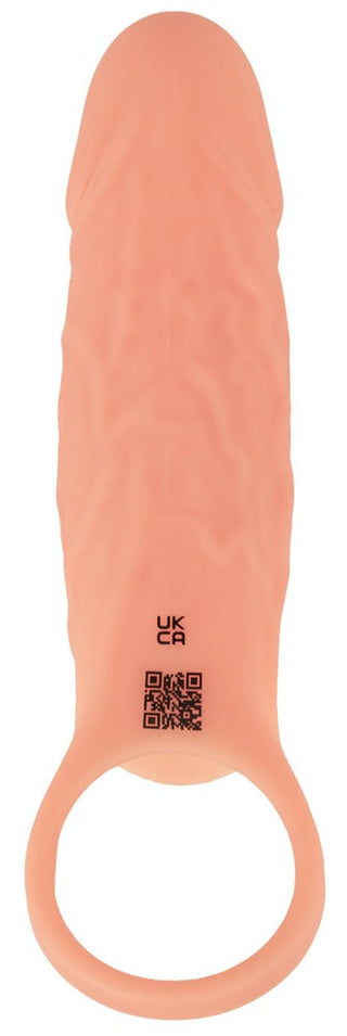 Realistixxx RealSleeve Close är en hudtonad, texturerad silikonhylsa med en rundad topp och öppen ringbas. Den innehåller QR-kod och UK CA-text nära basen, och dess detaljerade yta gör den till ett exceptionellt val för en vibrerande penissleeve.