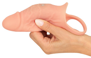 En hand visar Realistixxx RealSleeve Close designad för extern stimulering, och framhäver dess strukturerade yta och bekväma greppögla. Denna ärm har en fallisk form med synliga knappar på ena sidan.