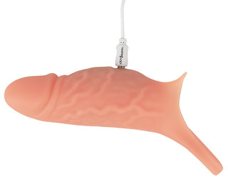 Vi presenterar Realistixxx RealSleeve Close: ett udda USB-minne format som en ljusrosa fisk, komplett med silikonyta. Dess lekfulla men funktionella design inkluderar en USB-kontakt som sticker ut från toppen, strukturerade detaljer och en strömlinjeformad svans.