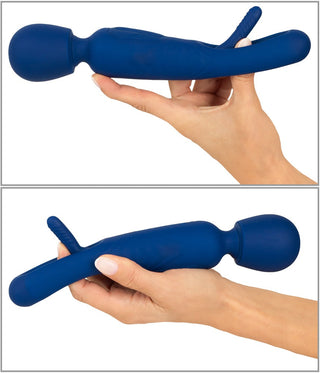 Två bilder visar den eleganta designen av den blå 2in1 Wand med Flicking Tongue, en handhållen personlig massageapparat tillverkad av silikon. Den har ett rundat huvud och flexibelt fäste som hålls i en persons högra hand mot en vanlig bakgrund.