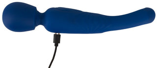 2in1 Wand med Flicking Tongue, med sitt rundade blå silikonhuvud och anslutna nätsladd, har en elegant ergonomisk design. Den visas från en sidovinkel mot en vit bakgrund.