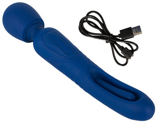 2in1 Wand med Flicking Tongue är en blå stavmassager med ett rundat silikonhuvud, texturerat handtag med sidokontrollknappar och inkluderar en flexibel design med en svart USB-laddningskabel.